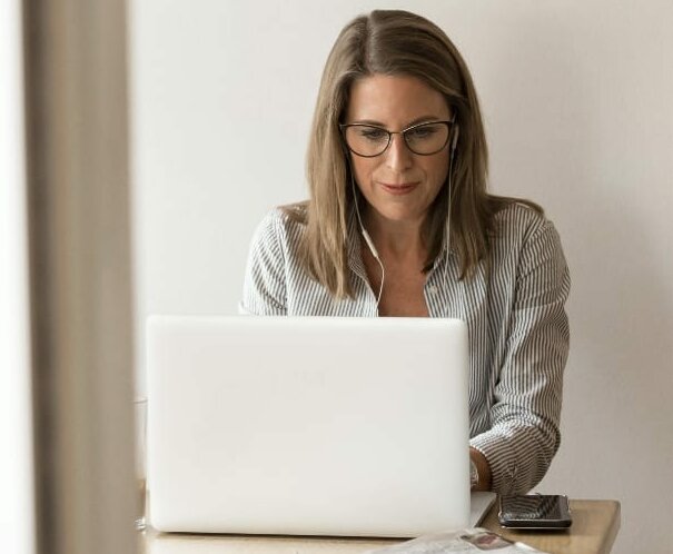 Femme en télétravail