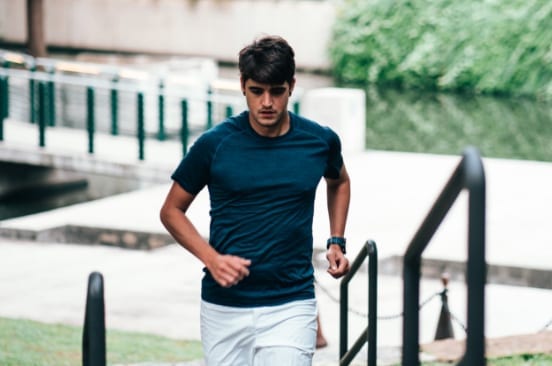 Homme pratiquant la course